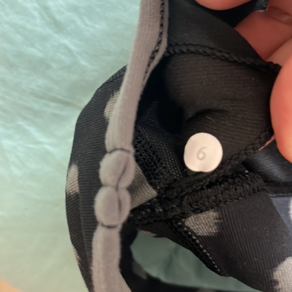 Lululemon sports bra 6 black with grey polka dots - Picture 3 of 3